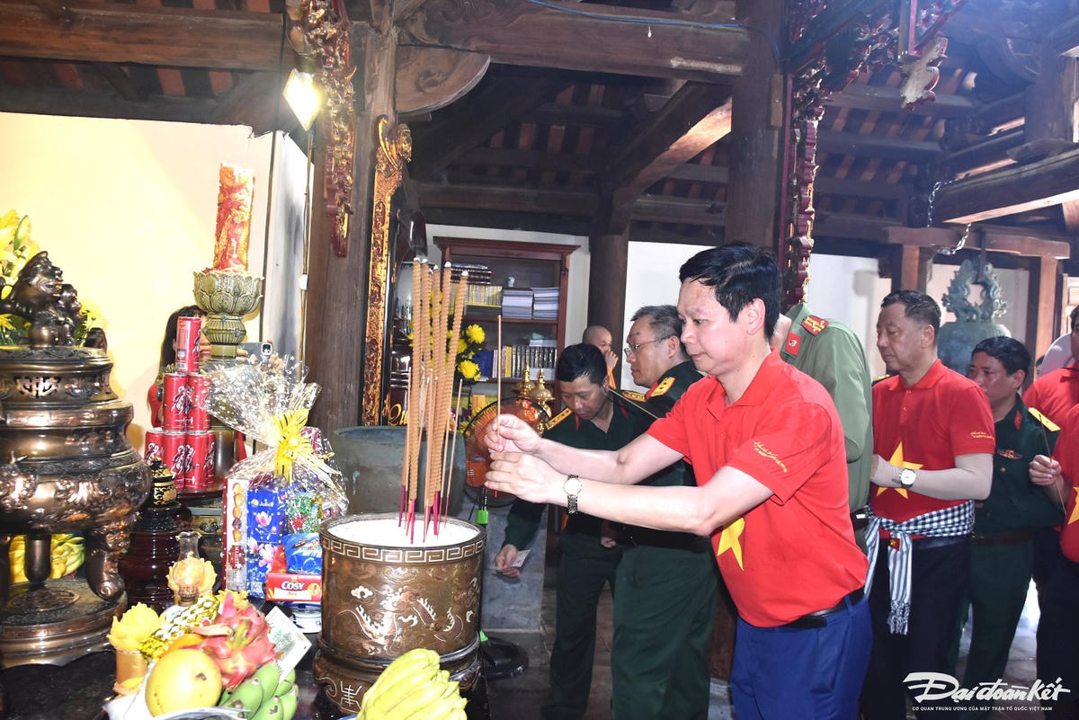 Đoàn công tác dâng hương tại chùa Trường Sa lớn.