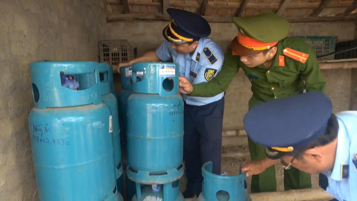 Lực lượng chức năng khám nơi cất giấu tang vật, phát hiện nhiều hàng LPG không có hóa đơn, chứng từ.