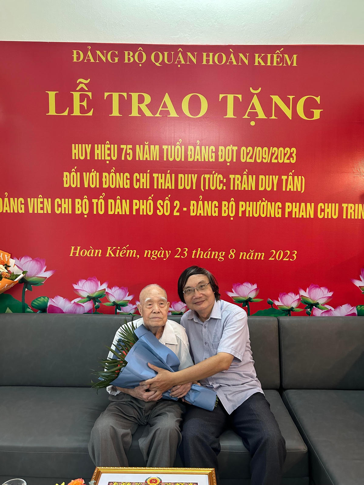 Nhà báo Nguyễn Quốc Khánh - nguyên Phó Tổng biên tập báo Đại Đoàn kết chúc mừng nhà báo Thái Duy.
