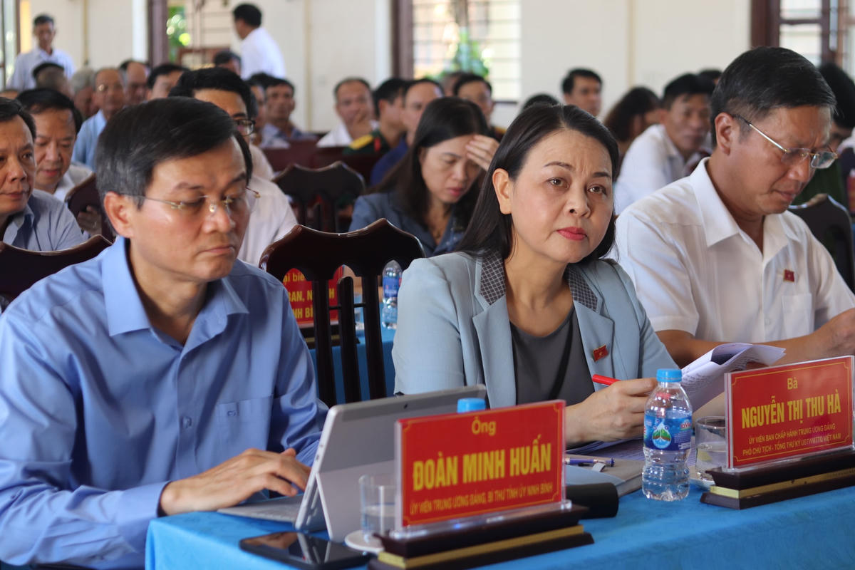 Bà Nguyễn Thị Thu Hà , Ủy viên Trung ương Đảng, Phó Chủ tịch - Tổng Thư ký UBTƯ MTTQ Việt Nam tiếp xúc cử tri tại huyện Kim Sơn.