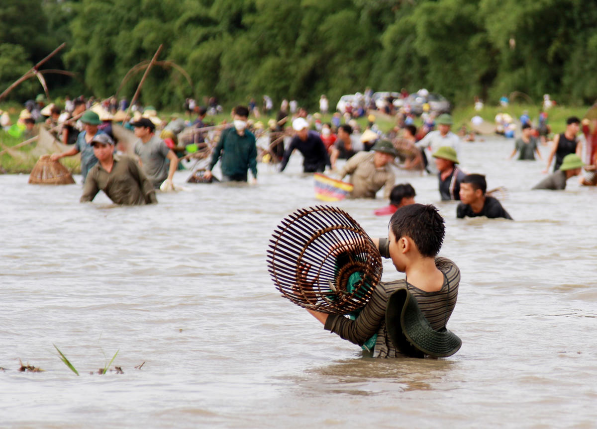 Lễ hội thu hút nhiều người không kể già trẻ, trai gái tham gia.