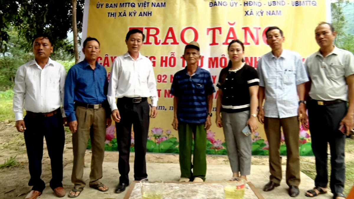 Trao tặng cây giống cho mô hình cây mai cảnh của ông Bùi Văn Phê ở thôn Tân Tiến, xã Kỳ Nam.