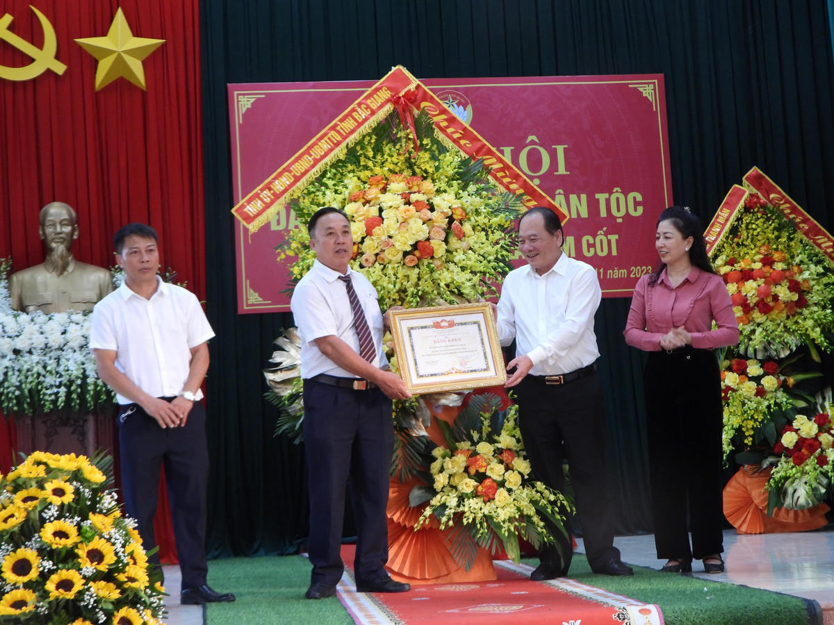 Đại diện Lãnh đạo Tỉnh ủy, Ủy ban MTTQ tỉnh Bắc Giang tặng Bằng khen cho thôn Vân Chung.