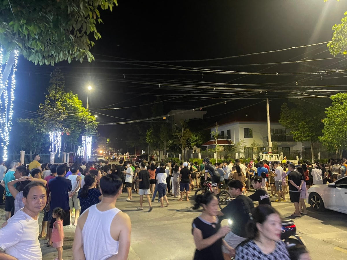 Lực lượng chức năng khám nhà ông Vịnh. Ảnh: Ngô Hùng