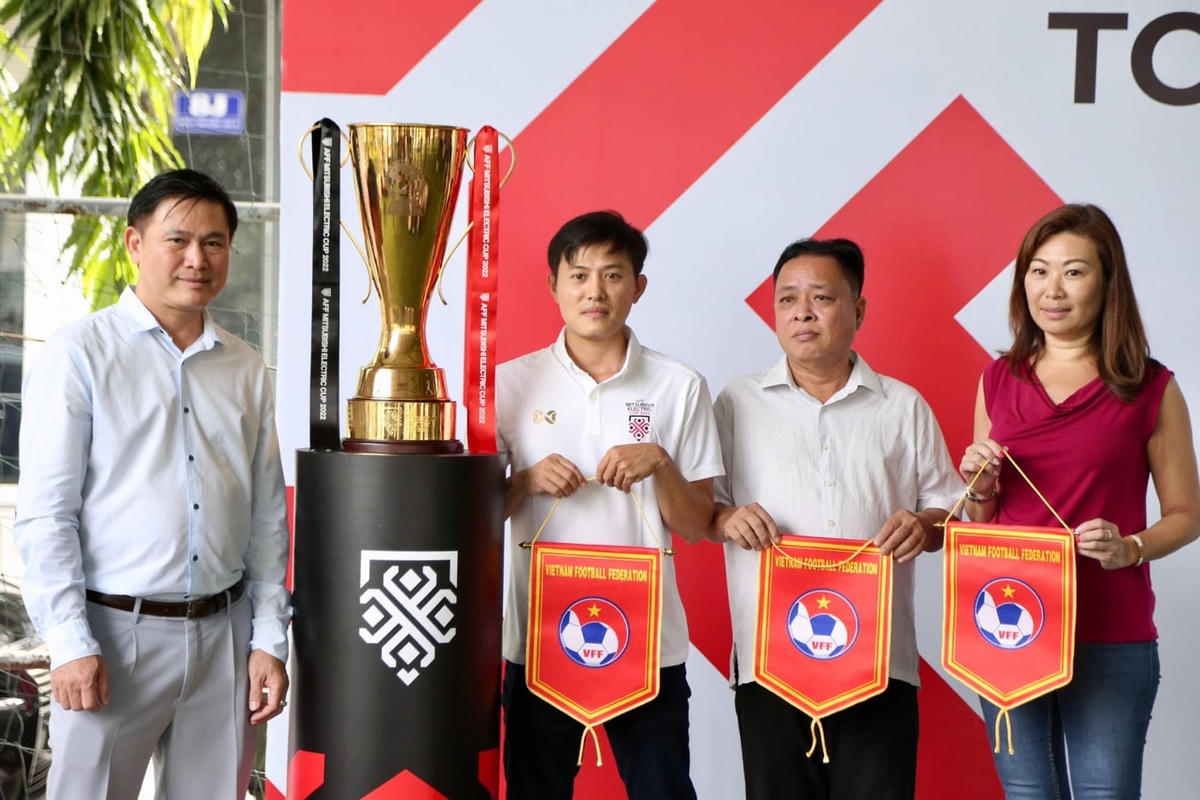 Chụp ảnh lưu niệm cùng Cúp vàng AFF Mitsubishi Eletric 2022. Ảnh: VFF.