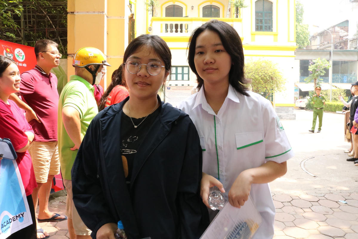 Kết thúc bài thi môn Toán vào 10, thí sinh, phụ huynh như 'trút được gánh nặng’