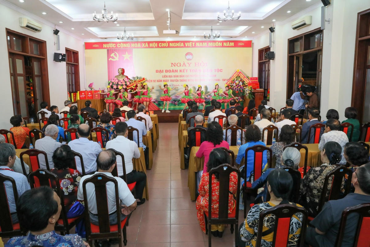 Các tiết mục văn nghệ rực rỡ sắc màu tại Ngày hội Đại đoàn kết toàn dân tộc phường Quán Thánh. Ảnh: Quang Vinh.