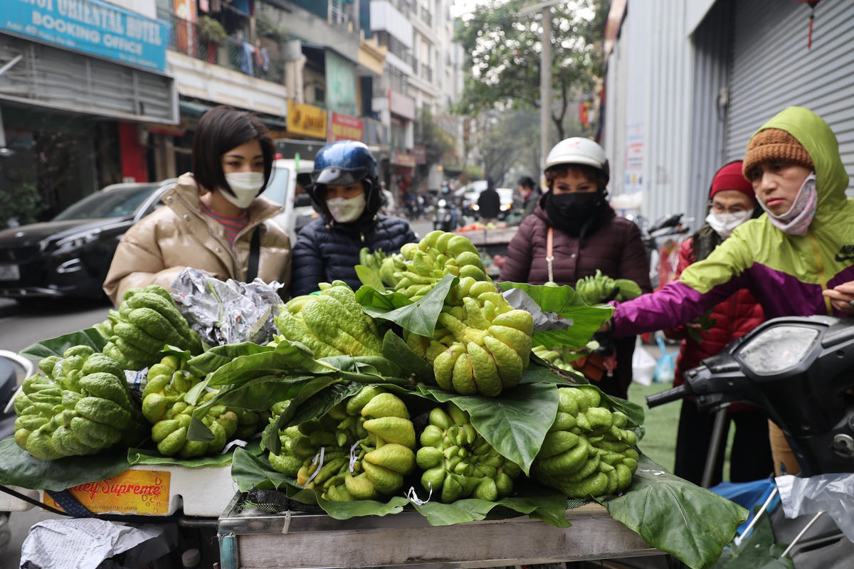 Gánh hàng bán phật thủ không ngơi tay để phục vụ khách hàng.