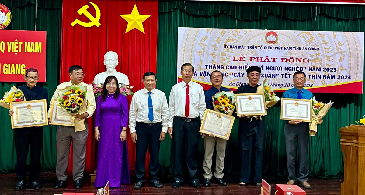 Lãnh đạo UBND tỉnh và Uỷ ban MTTQ Việt Nam tỉnh An Giang tặng bằng khen và hoa cho các đơn vị, tổ chức có đóng góp tích cực cho Quỹ “Vì người nghèo” .