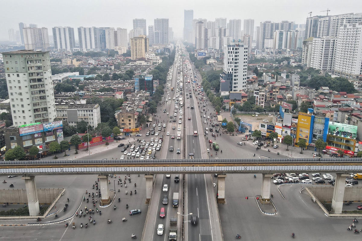 Tuyến đường vành đai 3 trên cao càng về tối lượng phương tiện càng tăng mạnh.