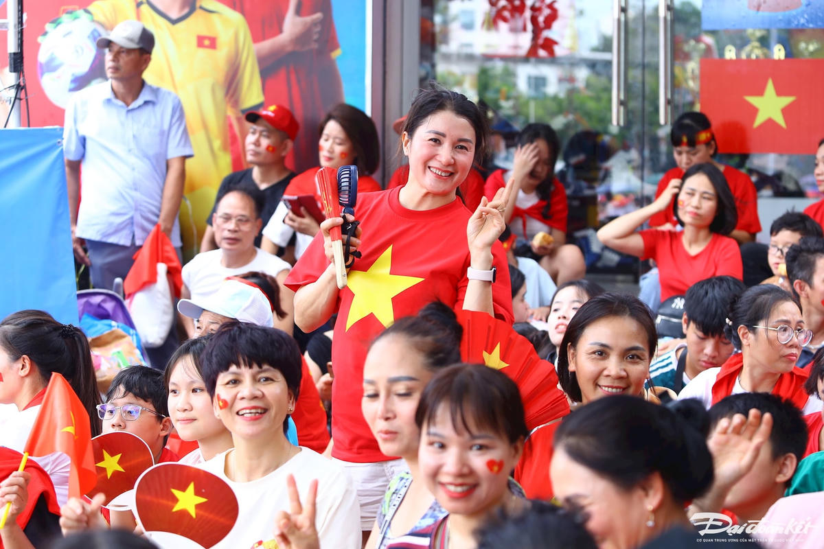 Nhiều người mặc áo cờ đỏ sao vàng thể hiện tình yêu nước khi tham dự.