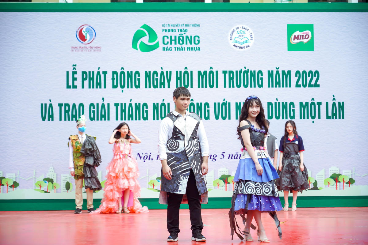 Các tiết mục văn nghệ và trình diễn "Thời trang tái chế - Vì một Việt Nam xanh".