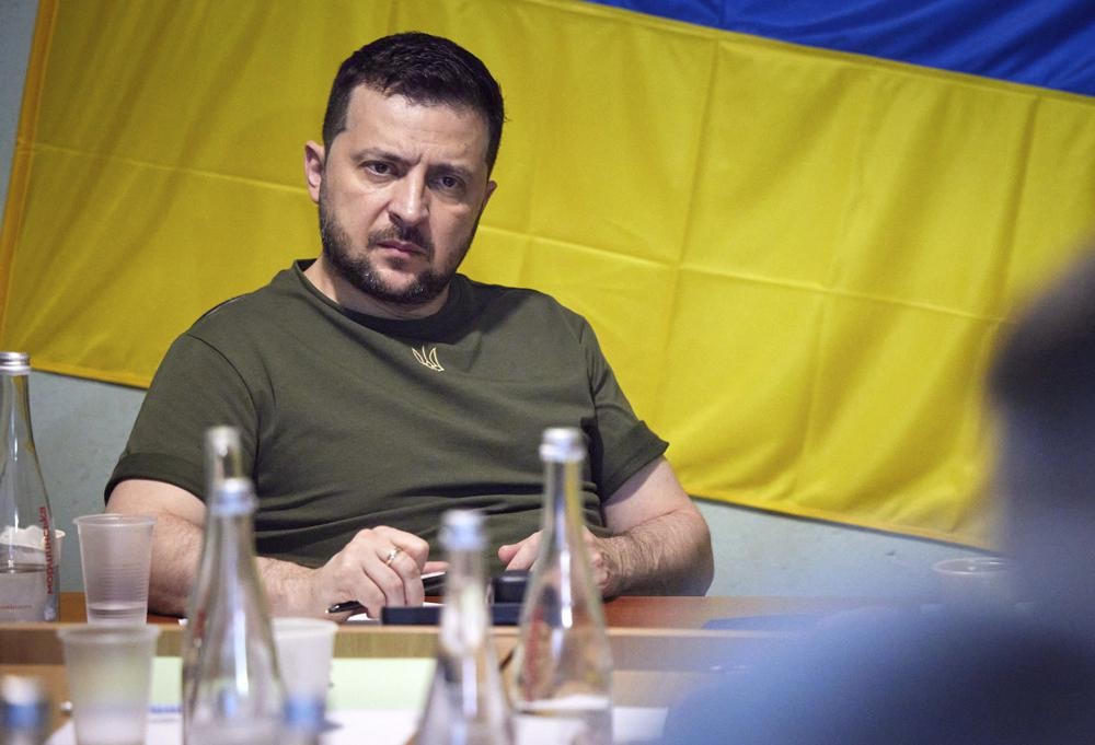 Tổng thống Ukraine Volodymyr Zelenskyy tham dự cuộc họp với các quan chức quân sự khi đến thăm vùng Mykolaiv. Ảnh: AP.
