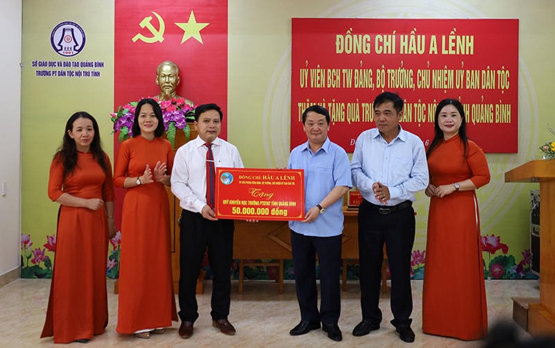Bộ trưởng, Chủ nhiệm Ủy ban Dân tộc Hầu A Lềnh tặng quà cho tập thể Trường PT Dân tộc nội trú tỉnh Quảng Bình.