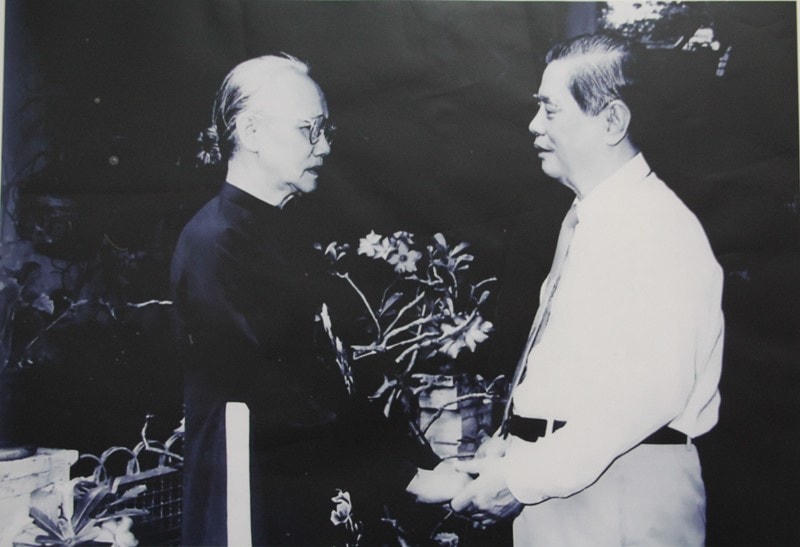 Bà Ngô Thị Huệ và cố Tổng bí thư Nguyễn Văn Linh tại TP HCM tháng 1/1989. Ảnh: TL