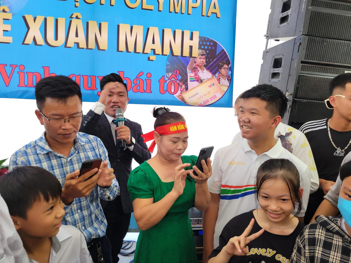 Sau khi vui vẻ chụp hình, Xuân Mạnh cùng người dân đi liên hoan, ăn mừng chiến thắng.