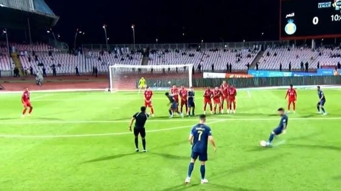 Ronaldo giả vờ chuẩn bị thực hiện cú đá phạt từ ngoài vòng cấm để cho đồng đội Telles ghi bàn ở phút 11 của trận đấu (Ảnh: SSC RSL).