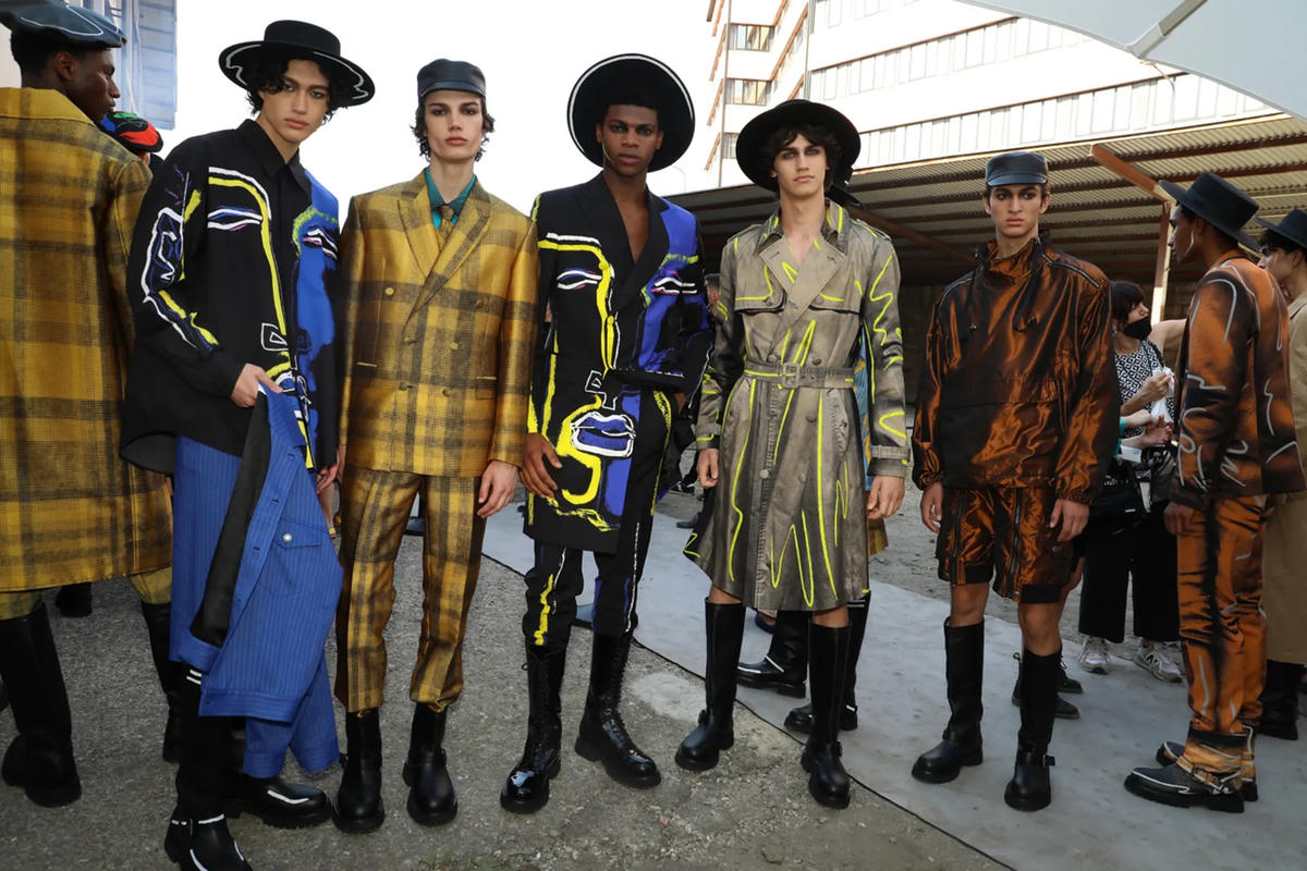 Nhà mốt Moschino - Giám đốc sáng tạo Moschino Jeremy Scott đã tri ân cố nghệ sĩ Tony Viramontes qua BST SS23 lần này. "Tắc kè hoa" trong giới thời trang đã thể hiện xuất sắc những bộ quần áo rất riêng của mình với những đường nét, khuôn mặt trừu tượng và hoạ tiết kẻ ô vuông - đặc trưng trong phong cách của Viramontes. 