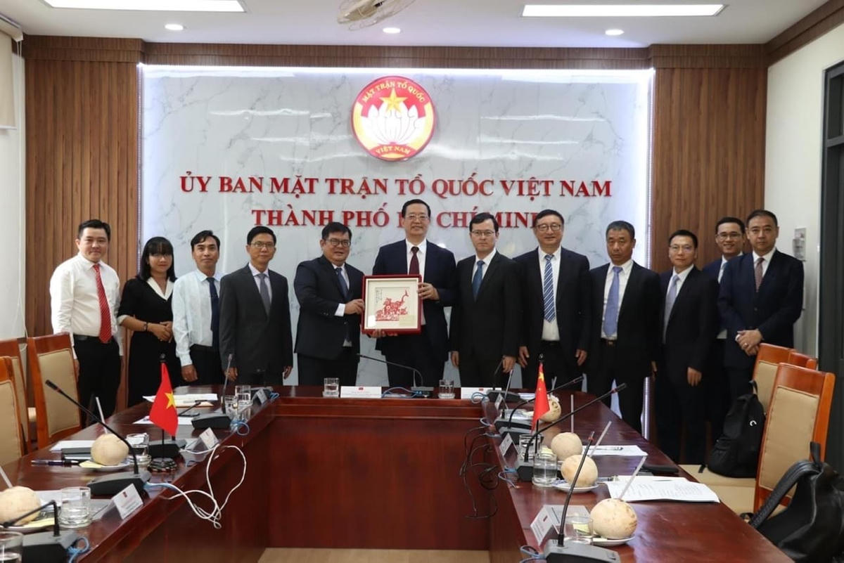 Hai bên trao quà lưu niệm sau buổi tiếp xúc.