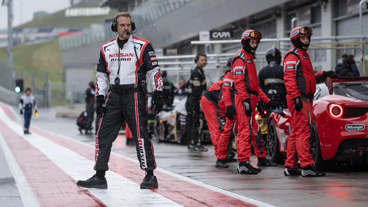 David Harbour hóa tay đua trong "Gran Turismo".