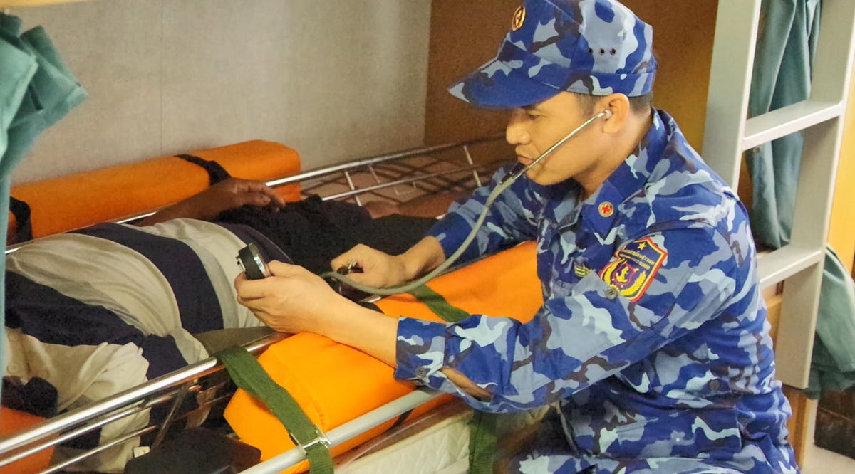 Lực lượng chức năng thăm khám cho bệnh nhân V.