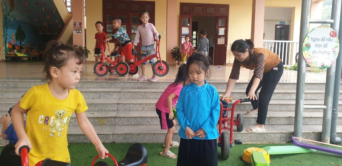 Tại trường Mầm non Đại Dực (Tiên Yên), các giáo viên phải đi lại khoảng 30 Km đường miền núi, nhưng không còn được hưởng các chế độ phụ cấp, hỗ trợ cho vùng 135 như trước đây nữa.