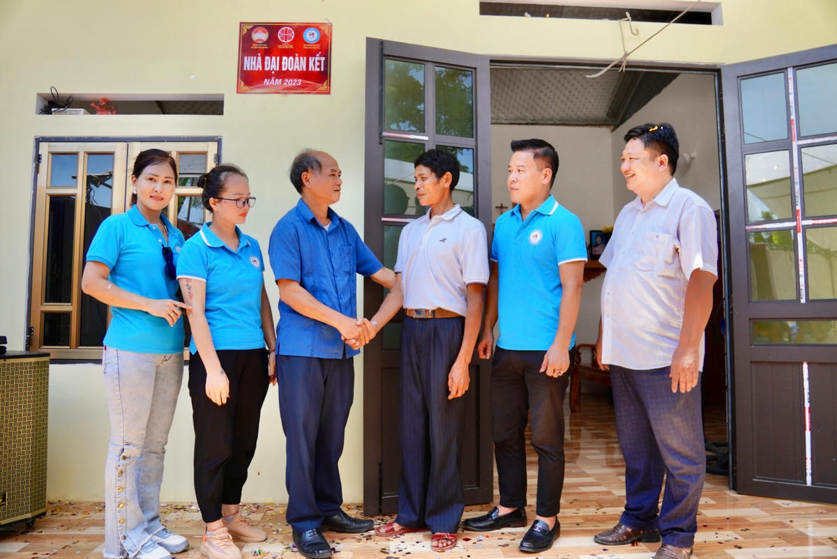 Trao nhà Đại đoàn kết cho gia đình ông Phạm Đình Tùng (thôn Cầu Quất, xã Tú Thịnh, huyện Sơn Dương, tỉnh Tuyên Quang). Ảnh: Hà Tuyên.  