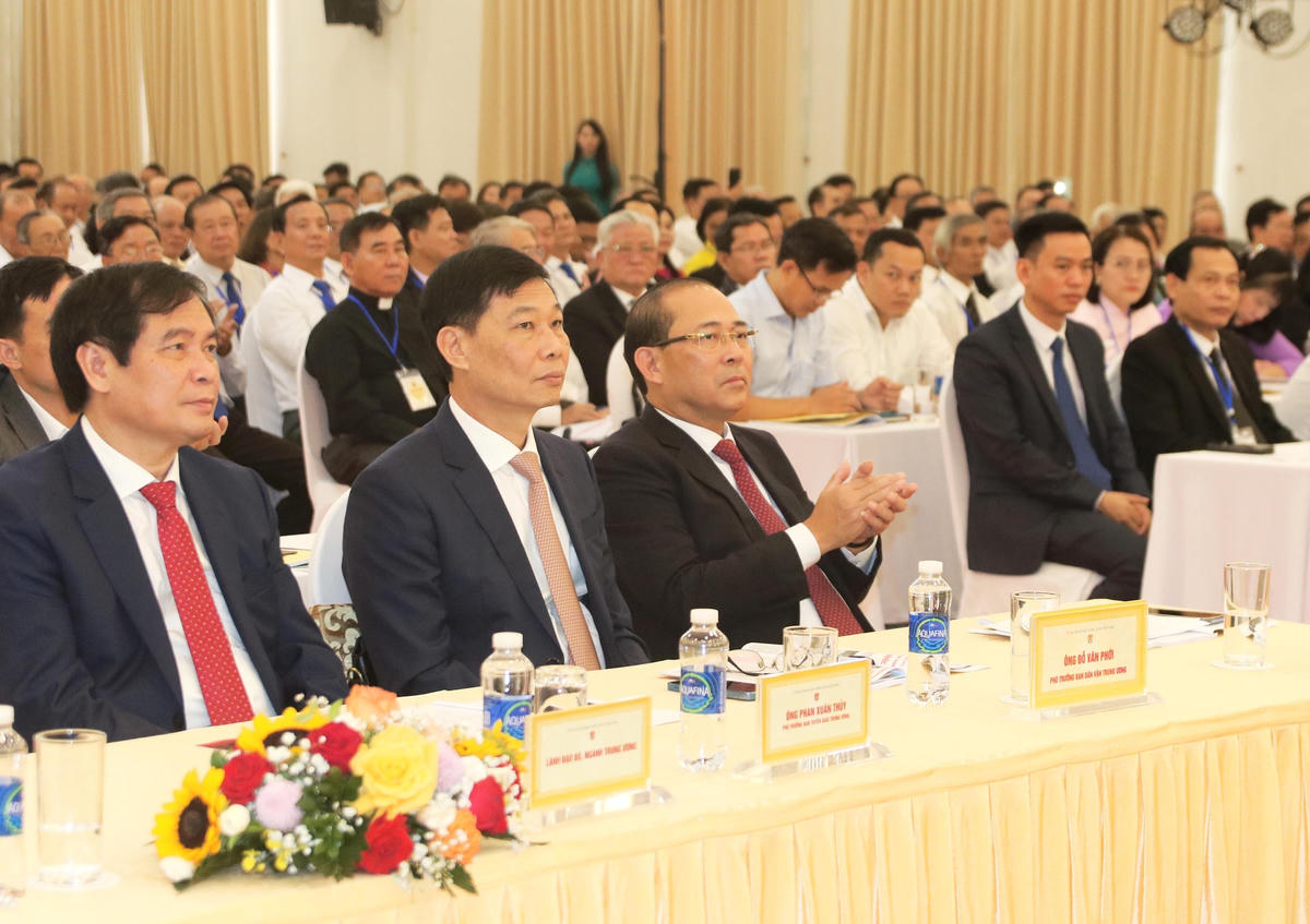 Phó Chủ tịch UBTƯ MTTQ Việt Nam Hoàng Công Thủy cùng các đại biểu tham dự Đại hội.