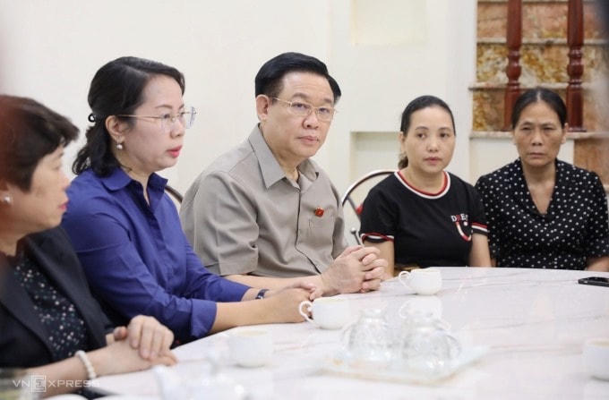 Chủ tịch Quốc hội Vương Đình Huệ thăm hỏi gia đình khu vực chung cư cháy. Ảnh: Giang Huy.
