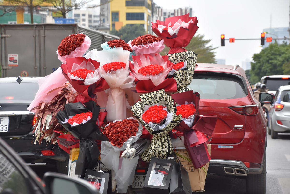 [ẢNH] Đường phố Hà Nội ngập sắc hoa tươi ngày lễ tình nhân 14-2