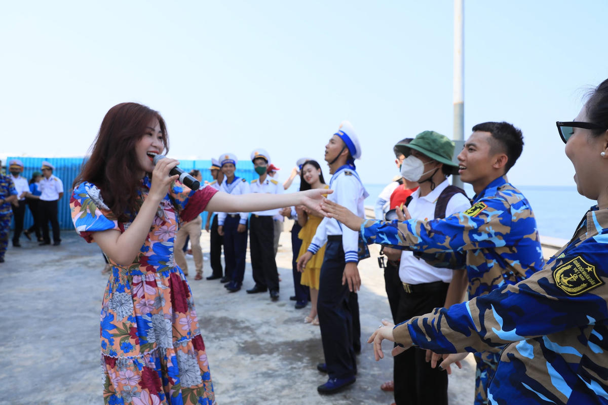 Ca sĩ Hà Myo giao lưu với các chiến sĩ trên quần đảo Trường Sa.