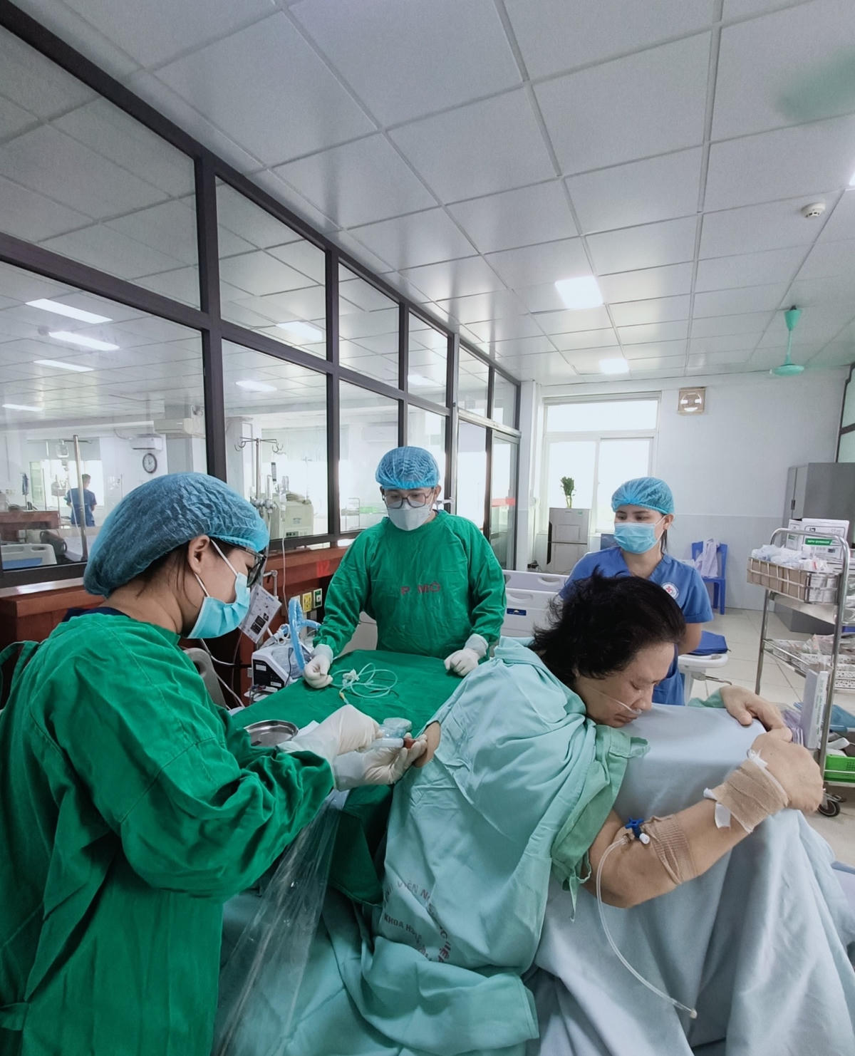 Thủ thuật trích dịch phổi do tràn dịch màng phổi tại giường bệnh được BS. Ngọc Anh thực hiện.