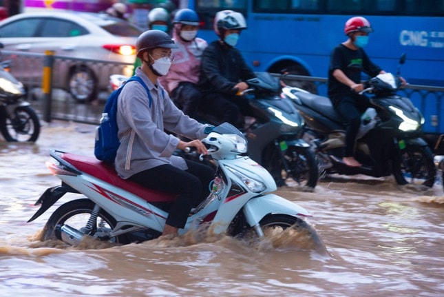 Mưa trắng trời chiều cuối tuần, người dân TP HCM bì bõm lội nước về nhà