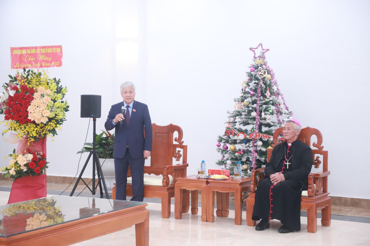 Chủ tịch Đỗ Văn Chiến phát biểu tại buổi thăm, chúc mừng Toà Giám mục Giáo phận Vinh nhân dịp Lễ Giáng sinh năm 2022.