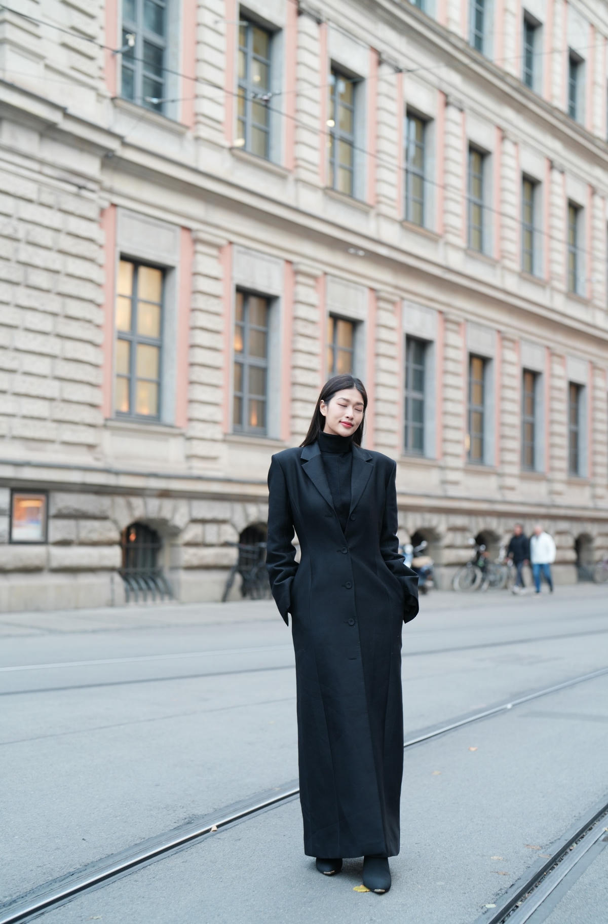 Trong lần xuất hiện tại Đức, Hoa hậu sinh năm 2000 chọn những thiết kế áo khoác dáng dài không chỉ để giữ ấm mà còn giúp cô tăng thêm độ sang trọng, thanh lịch. Nhiều người hâm mộ còn thích thú gọi nàng hậu với biệt danh mới khi diện mạo sang chảnh chẳng khác “tổng tài”. 