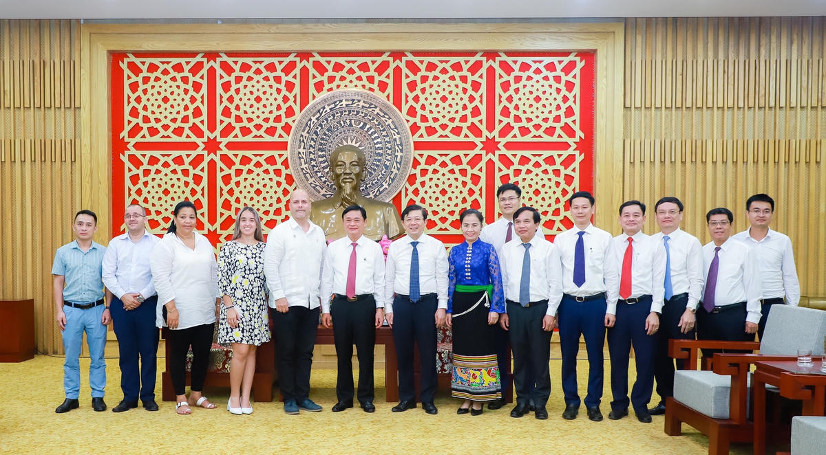 Đoàn công tác chụp ảnh lưu niệm cùng lãnh đạo Uỷ ban Trung ương MTTQ Việt Nam, lãnh đạo tỉnh Nghệ An.