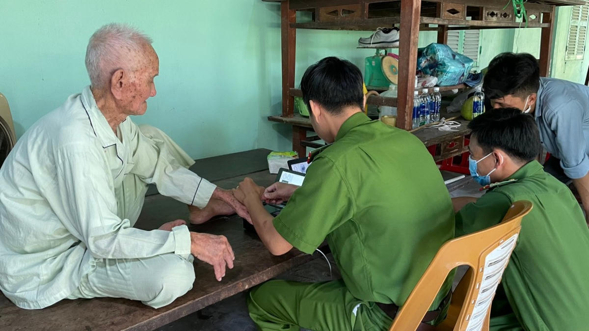 Công an huyện Hoà Bình ( Bạc Liêu) đến tận nhà cấp CCCD cho người già yếu, bệnh tật, đi lại khó khăn trong dịp nghỉ Lễ Quốc Khánh 2/9.