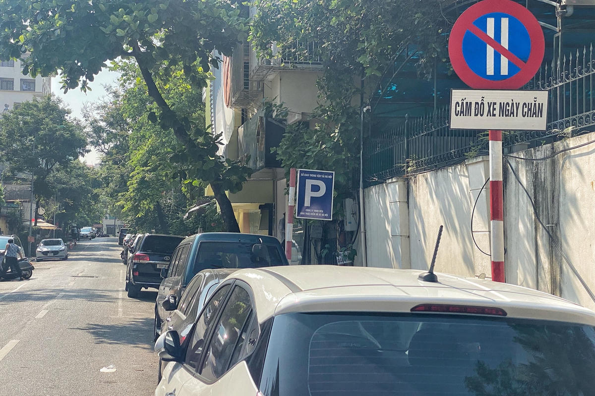 Trước hiện trạng ở các tuyến phố đỗ xe theo ngày chẵn lẻ đang rất vô tổ chức, đi ngược với chủ trương thiết lập biển báo của Hà Nội, ông Bảo khẳng định, Sở sẽ cùng liên ngành rà soát, đánh giá lại hiệu quả trên các tuyến phố. “Trước mắt, lực lượng chức năng sẽ phải phạt nghiêm vi phạm. Kế đó, chúng tôi cũng sẽ rà soát lại các tuyến phố đang áp dụng quy định để tiếp tục đánh giá hiệu quả cũng như sự phù hợp trước khi có những quyết định cuối cùng”, ông Bảo cho hay.