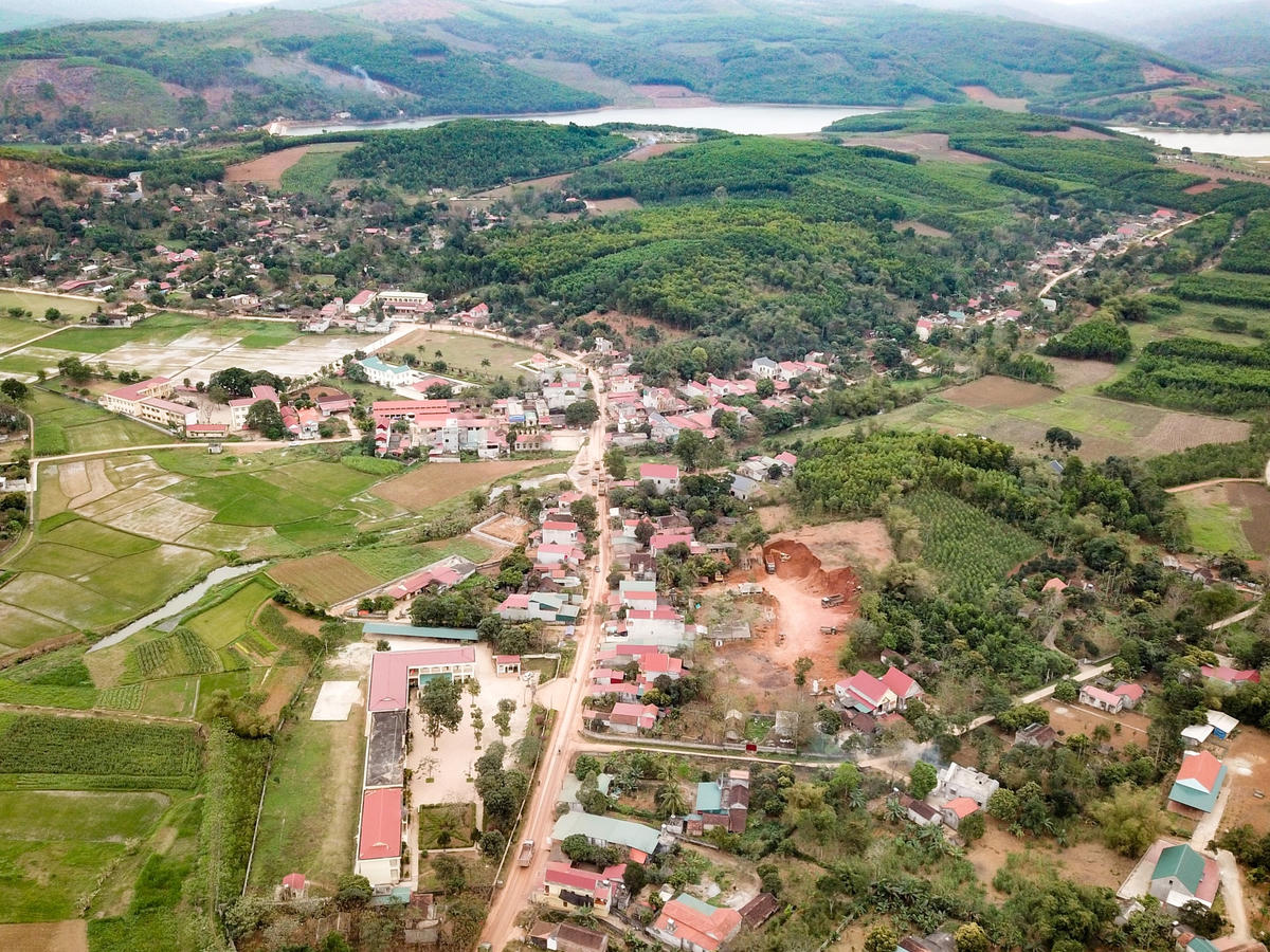 Địa bàn xã Thành Long và vùng giáp ranh có nhiều đồi núi, thuận lợi cho việc lẩn trốn.