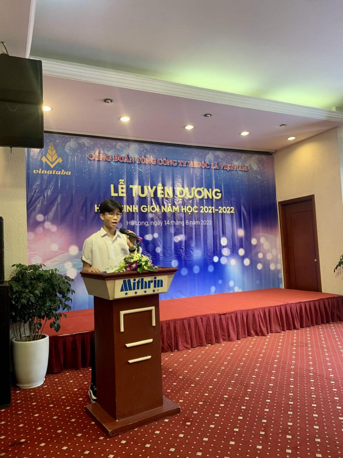 Cháu Hà Diêm Tuấn - con CNVCLĐ công ty thuốc lá Sài Gòn thay mặt các cháu HSG báo cáo kết quả học tập tại buổi Lễ.