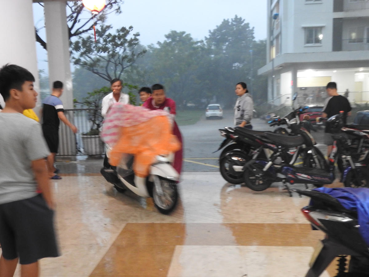 Người dân sống tại Chung cư Bệnh viện ung bướu, phường Hòa Minh (Đà Nẵng) chủ động di dời tài sản đến nơi cao ráo. Ảnh: Thanh Tùng.