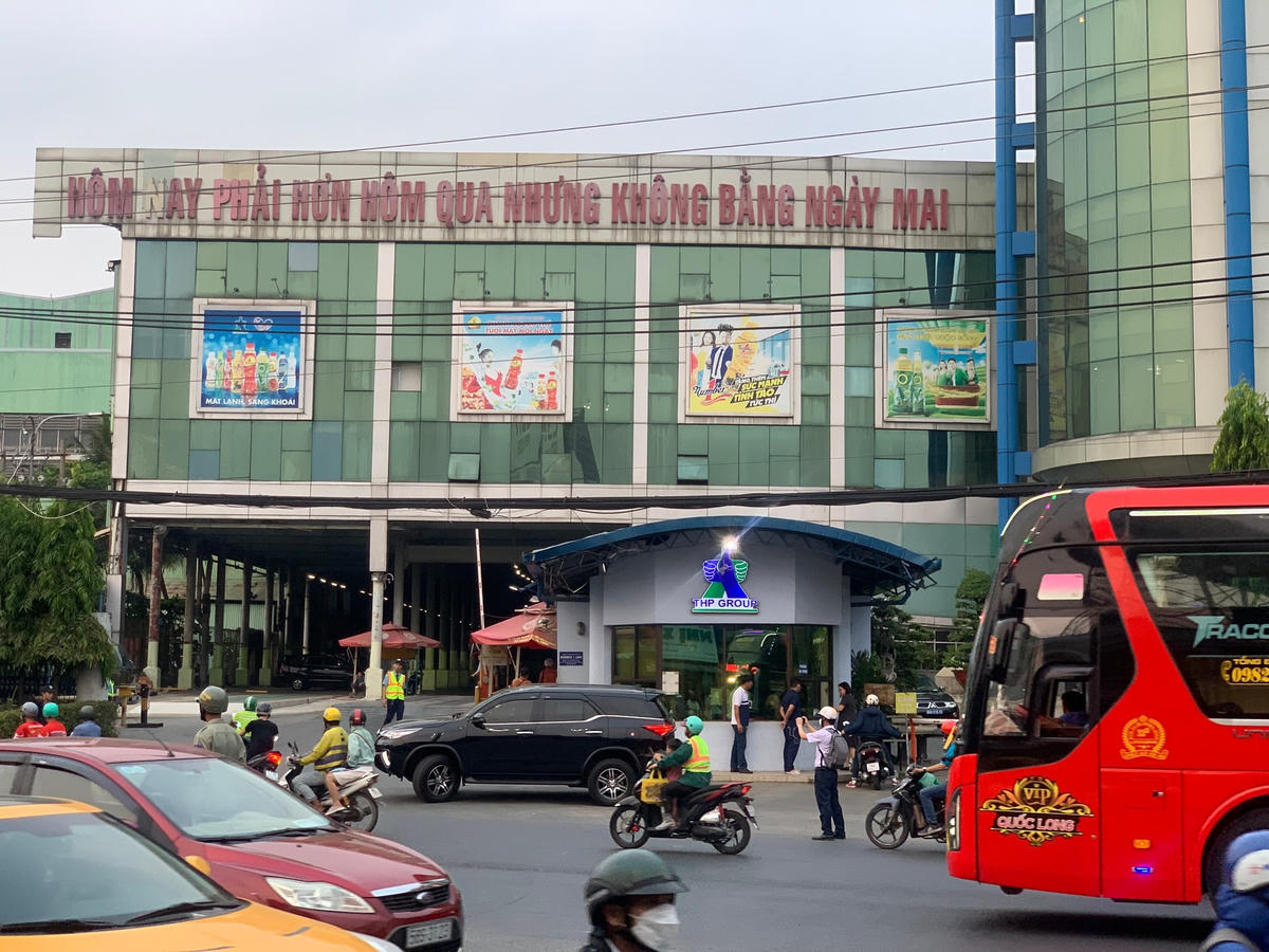 Tại thời điểm các cơ quan Công an phong tỏa, khám xét trụ sở Công ty Tân Hiệp Phát có rất đông phóng viên, báo đài có mặt ghi nhận hiện trường. (Ảnh: K.D.).