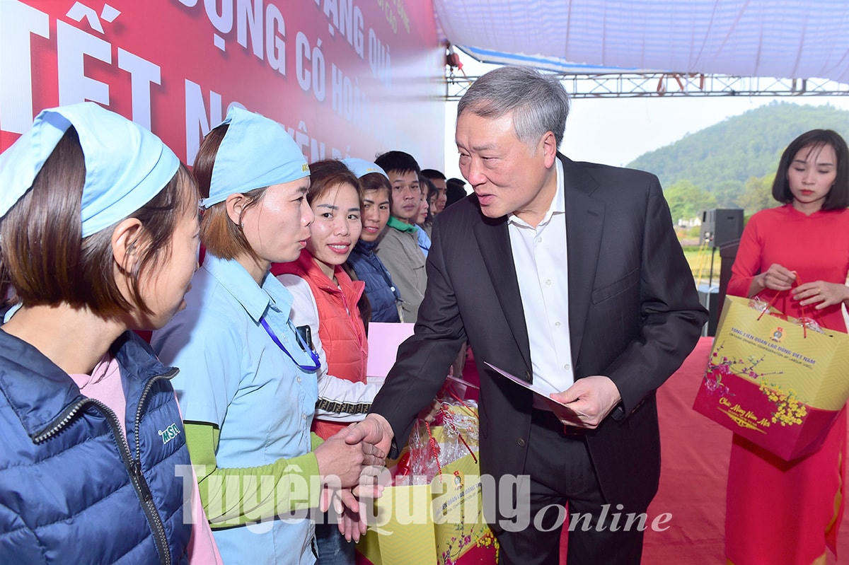 Ông Nguyễn Hoà Bình, Uỷ viên Bộ Chính trị, Bí thư Trung ương Đảng, Chánh án Toà án nhân dân tối cao tặng quà Tết cho công nhân.