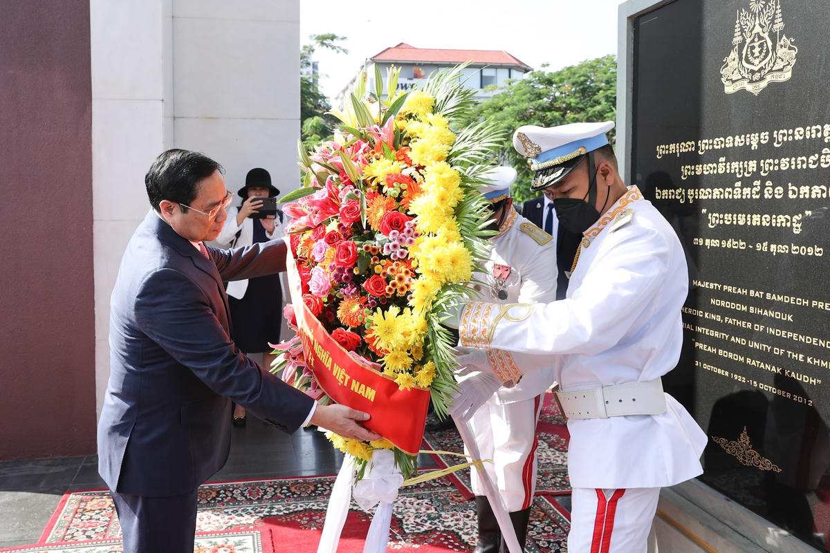 Thủ tướng Phạm Minh Chính tận tay chỉnh lại vòng hoa tưởng niệm Cố Quốc vương Norodom Sihanouk. Ảnh: VGP/Nhật Bắc.