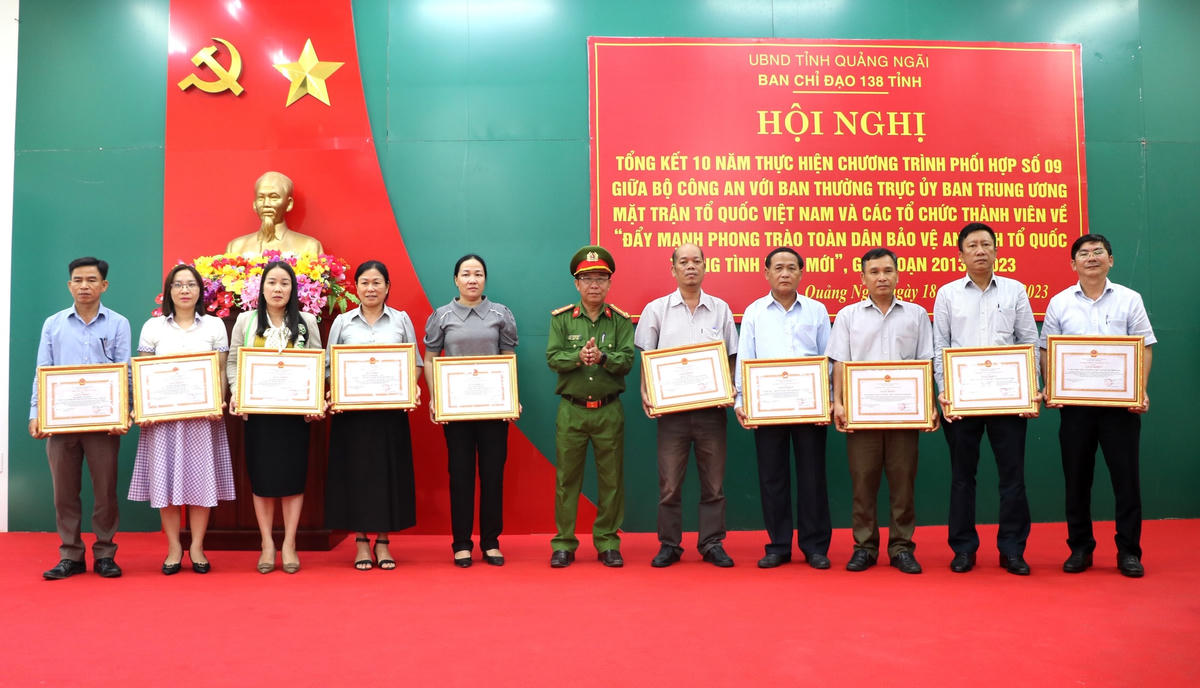 Các tập thể, cá nhân được tặng bằng khen về thành tích xuất sắc trong thực hiện Chương trình phối hợp số 09. 