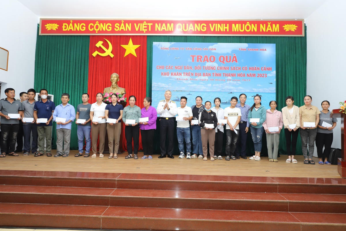 Tổng Công ty Tân cảng Sài Gòn đã trao tặng 160 triệu đồng để xây nhà cho 2 hộ nghèo và 50 suất quà cho 50 hộ ngư dân.