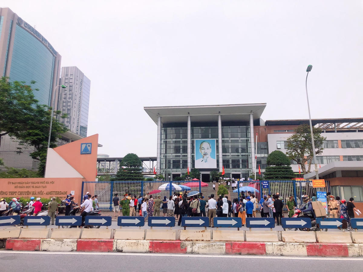 Chiều 8/7, gần 1 triệu sĩ tử trên cả nước đã hoàn thành xong Kỳ thi tốt nghiệp THPT 2022 với môn thi cuối cùng là Ngoại ngữ. 