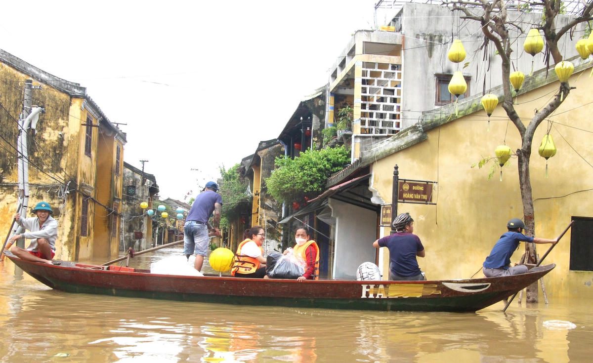 Người dân phố cổ Hội An sử dụng ghe đi lại.