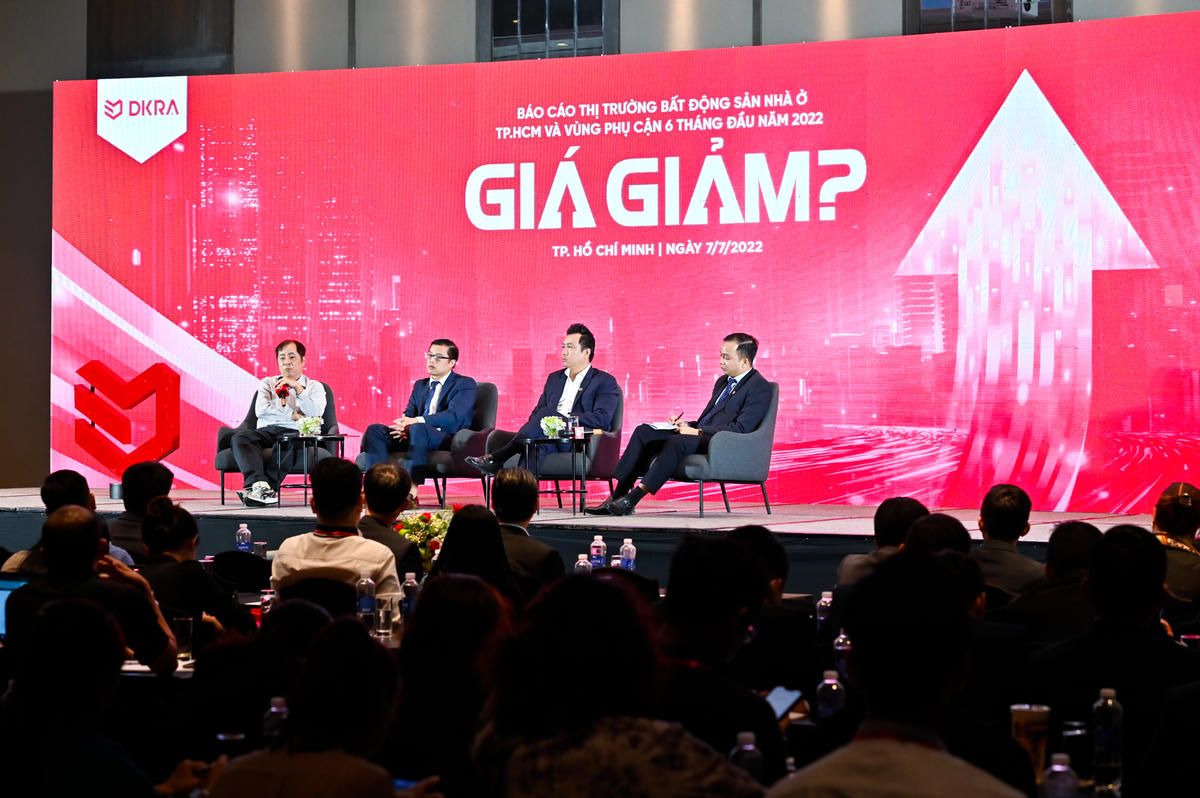 Các nhà lãnh đạo doanh nghiệp, chuyên gia kinh tế giải đáp thắc mắc về thị trường BĐS tại Chương trình.