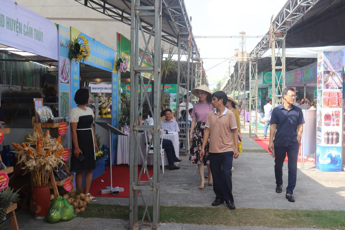 Được biết, hoạt động trưng bày và giới thiệu sản phẩm nông sản, thực phẩm tỉnh Thanh Hóa năm 2023 thu hút 138 đơn vị tham gia với 200 gian hàng. Ảnh: Đình Minh